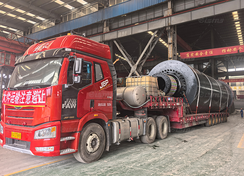 球磨機發(fā)貨.jpg 球磨機發(fā)貨.jpg